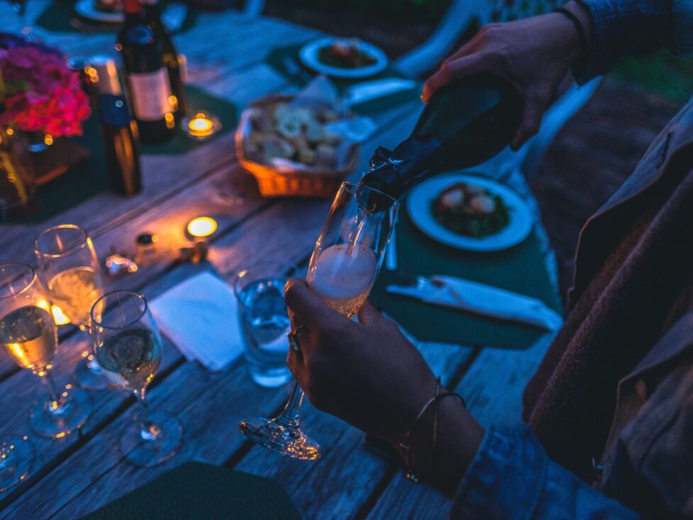 dave-lastovskiy-RygIdTavhkQ-unsplash diner champagne romantic beskandi scandinavian blog